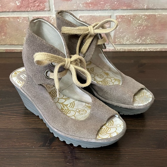 Fly London Yaffa Wedge Sandals Womens Sz 40 US 9-9.5 Suede Taupe - Picture 1 of 8